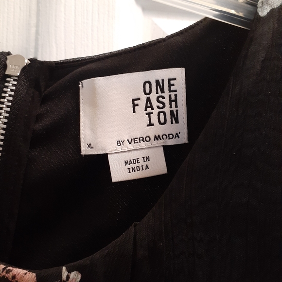 Ladies sleeveless Blouse XL.. One Fashion by Vero Moda - Picture 2 of 5